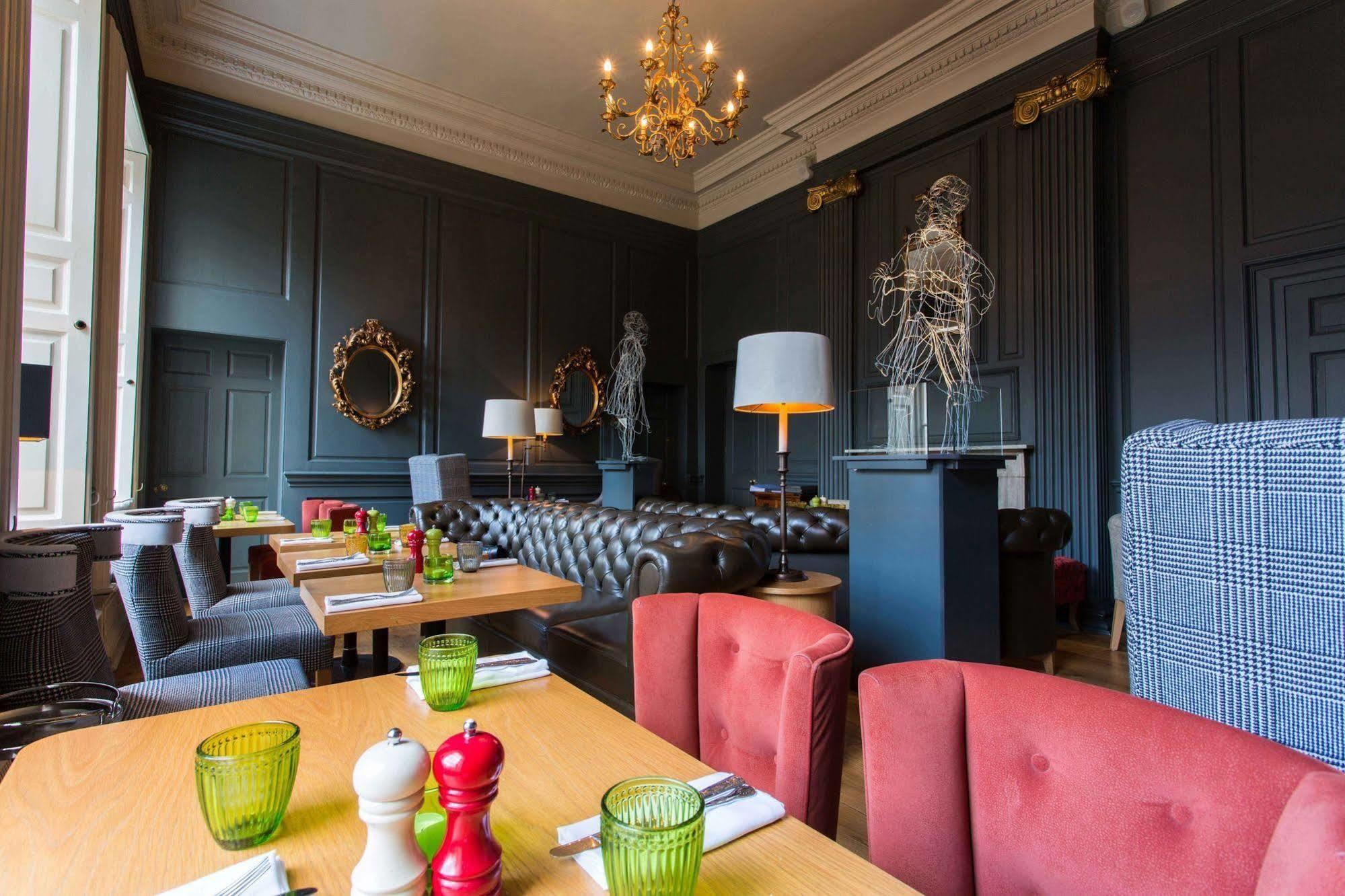 Judge'S Lodging York Buitenkant foto The restaurant at The Old Ship Hotel