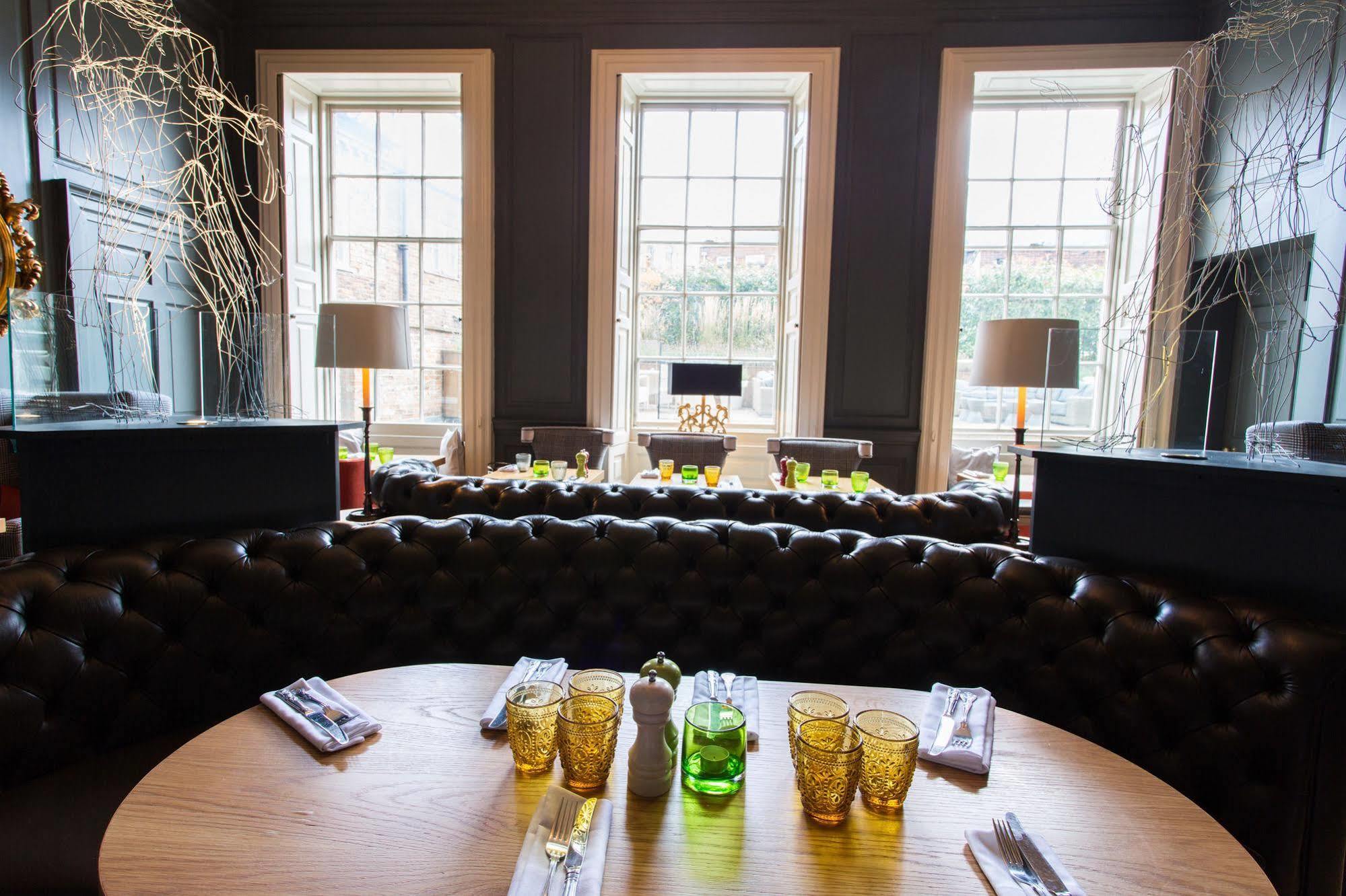 Judge'S Lodging York Buitenkant foto The restaurant at The Old Ship