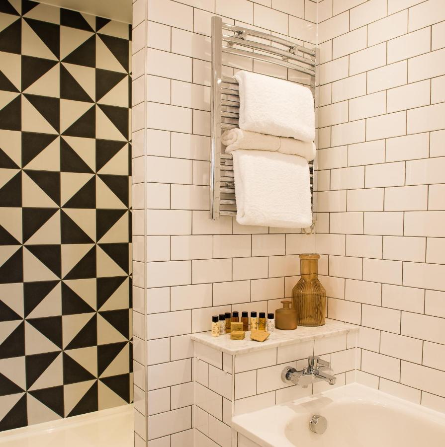 Judge'S Lodging York Buitenkant foto Metro tiles in a bathroom