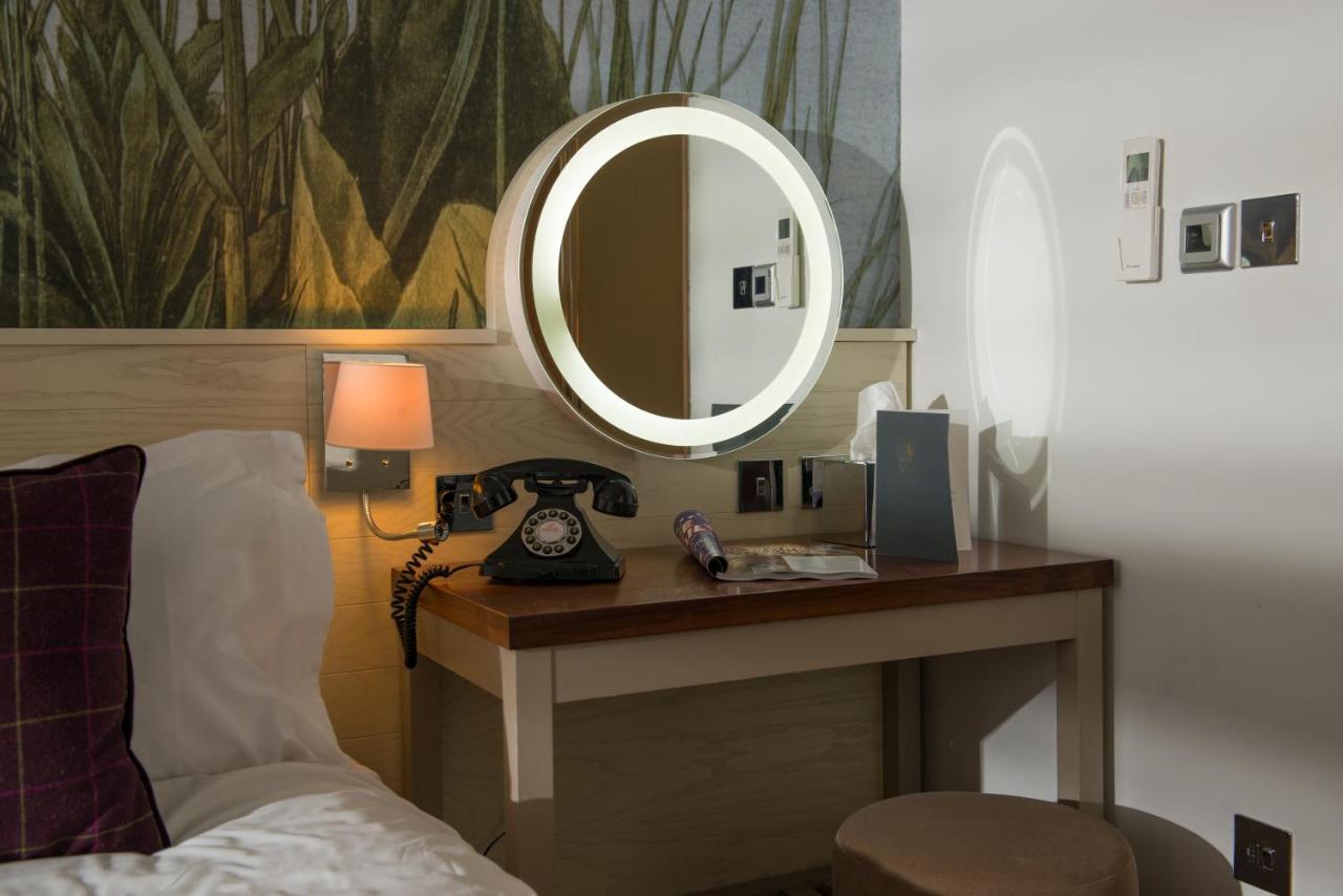 Judge'S Lodging York Buitenkant foto A circular mirror with a light ring
